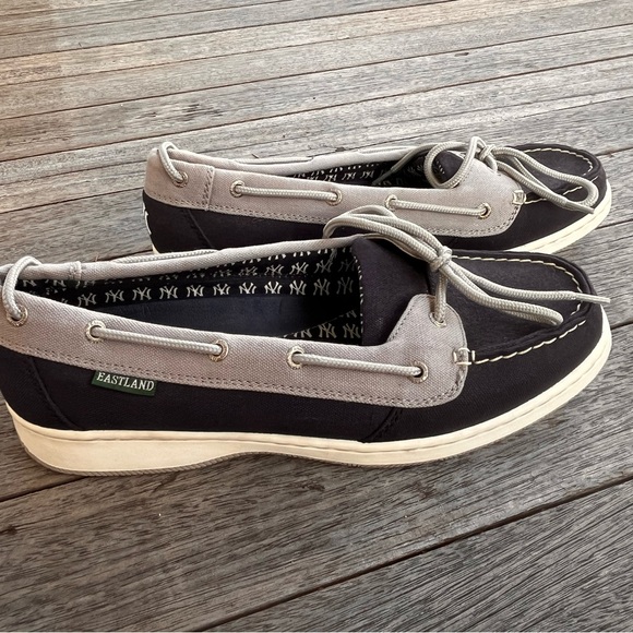 Eastland Blue and Gray Casual Loafers with New York Yankees logo - Picture 1 of 6
